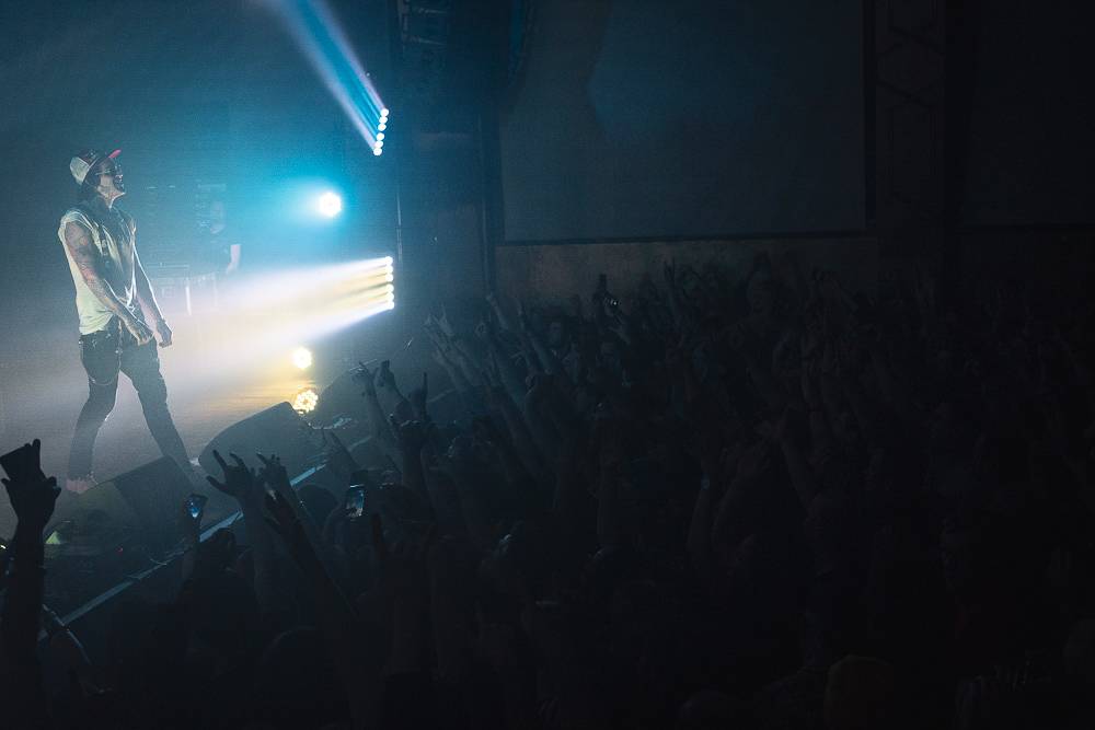 Vyprodaná Roxy skákala a křičela pod taktovkou amerického rappera Yelawolfa