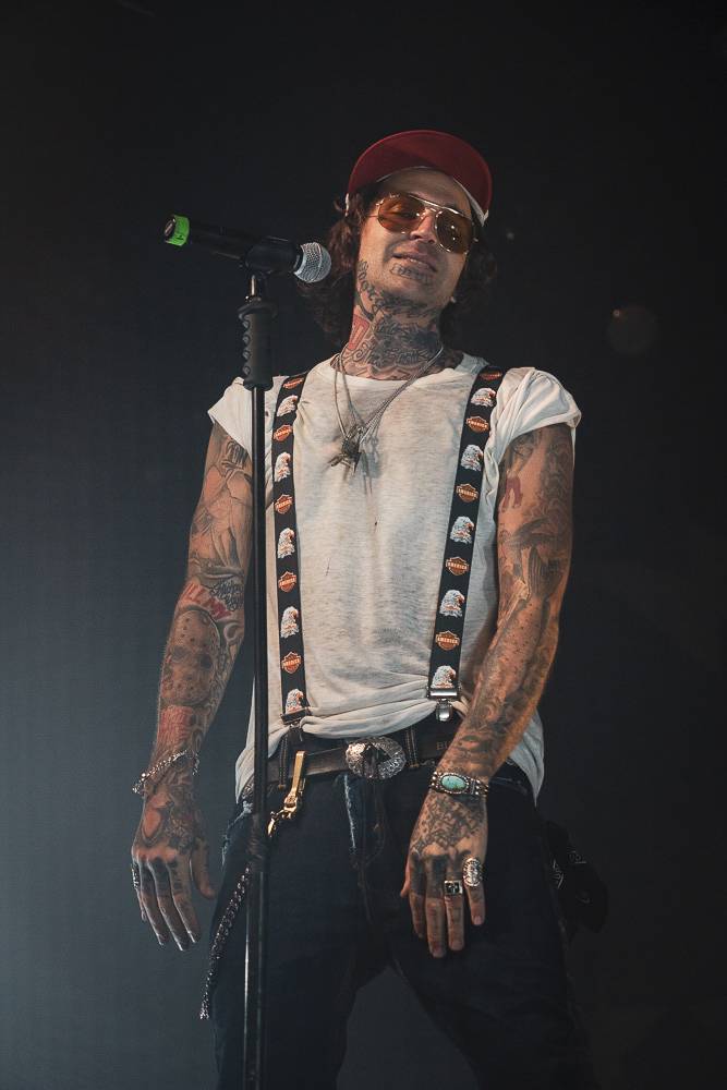 Vyprodaná Roxy skákala a křičela pod taktovkou amerického rappera Yelawolfa