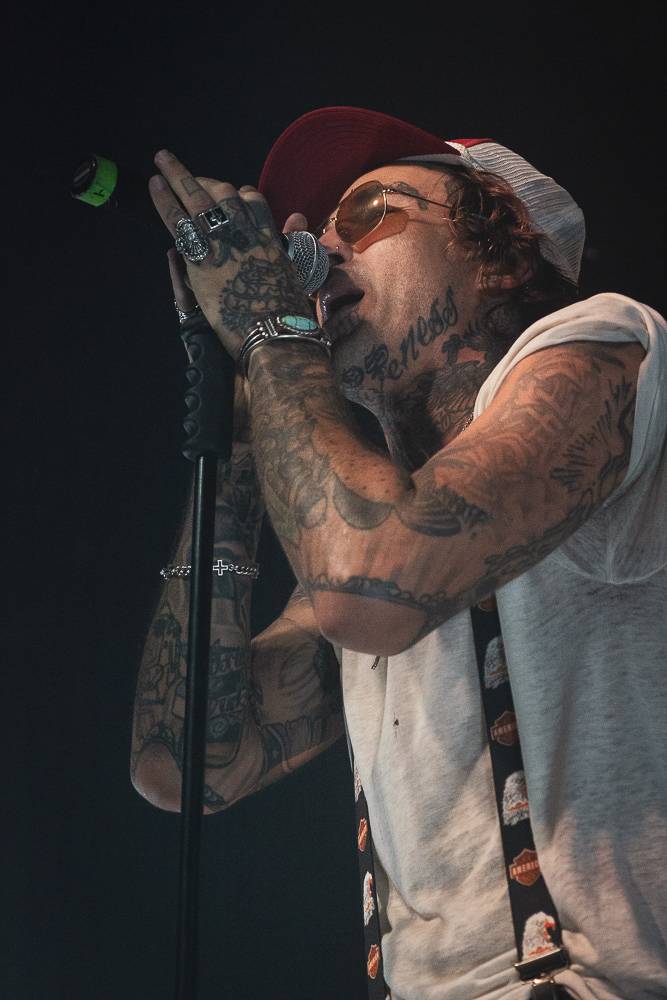 Vyprodaná Roxy skákala a křičela pod taktovkou amerického rappera Yelawolfa