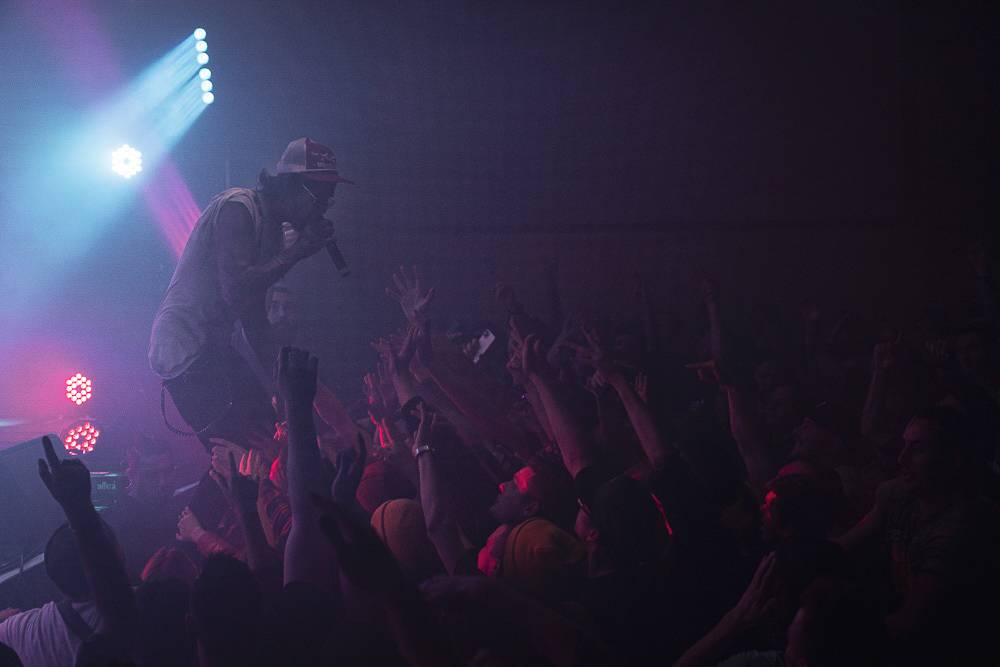 Vyprodaná Roxy skákala a křičela pod taktovkou amerického rappera Yelawolfa