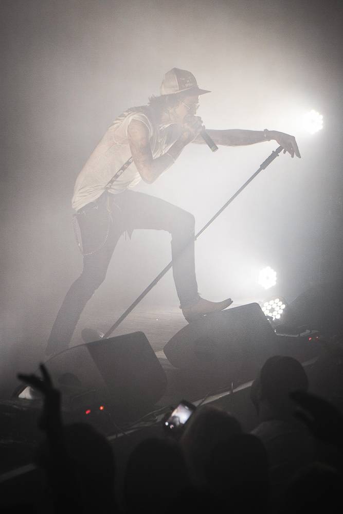 Vyprodaná Roxy skákala a křičela pod taktovkou amerického rappera Yelawolfa