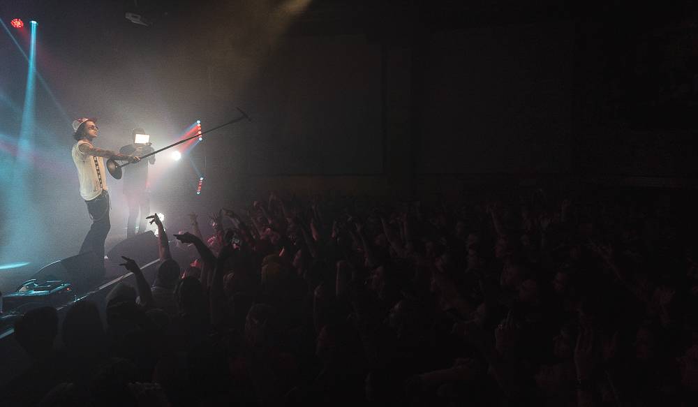 Vyprodaná Roxy skákala a křičela pod taktovkou amerického rappera Yelawolfa