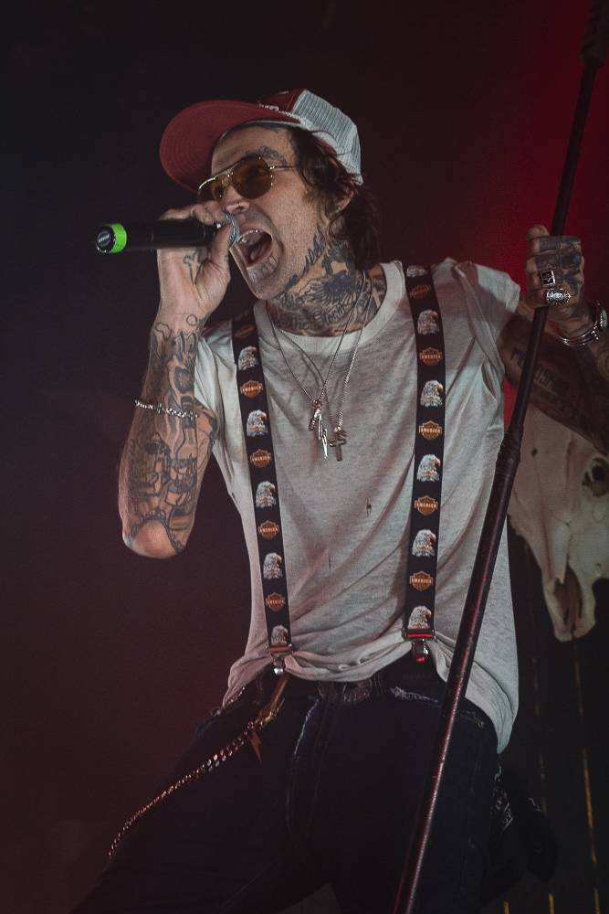 Vyprodaná Roxy skákala a křičela pod taktovkou amerického rappera Yelawolfa