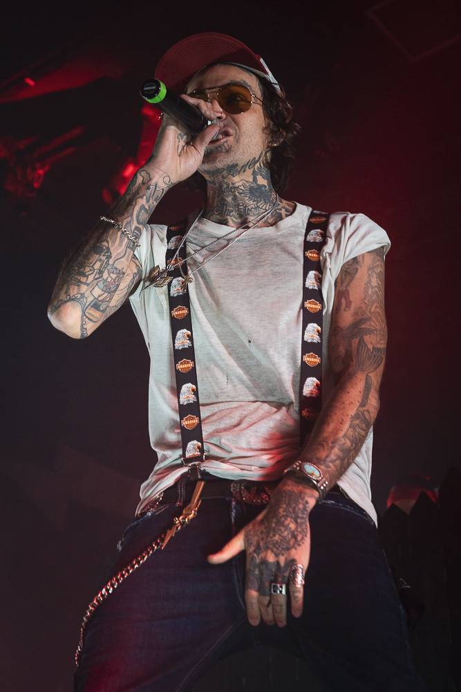 Vyprodaná Roxy skákala a křičela pod taktovkou amerického rappera Yelawolfa