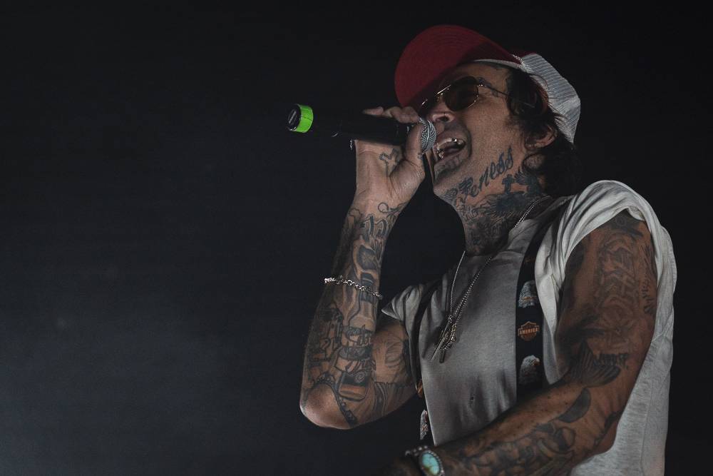 Vyprodaná Roxy skákala a křičela pod taktovkou amerického rappera Yelawolfa