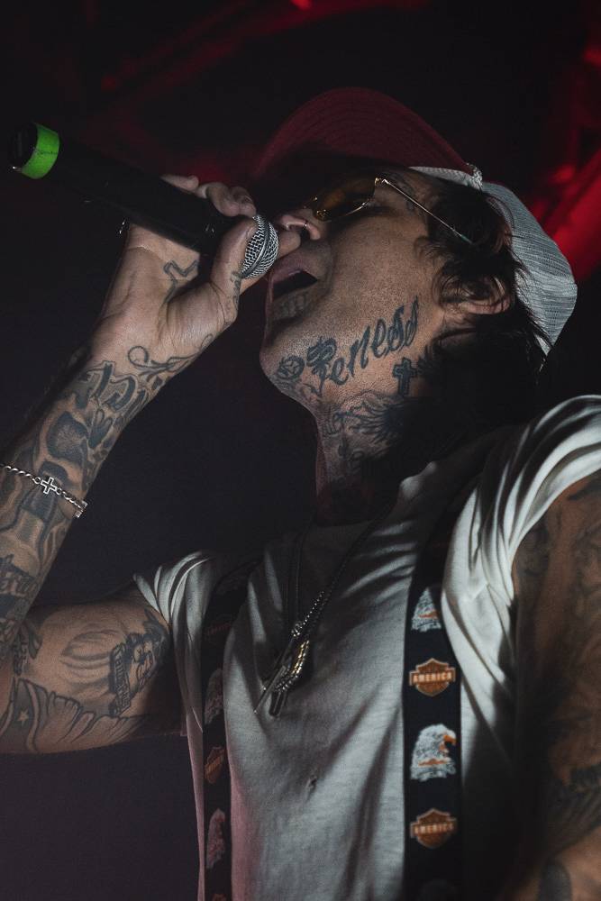 Vyprodaná Roxy skákala a křičela pod taktovkou amerického rappera Yelawolfa