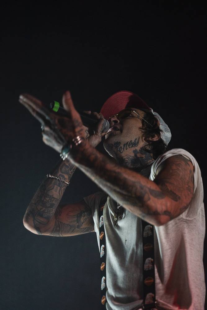 Vyprodaná Roxy skákala a křičela pod taktovkou amerického rappera Yelawolfa