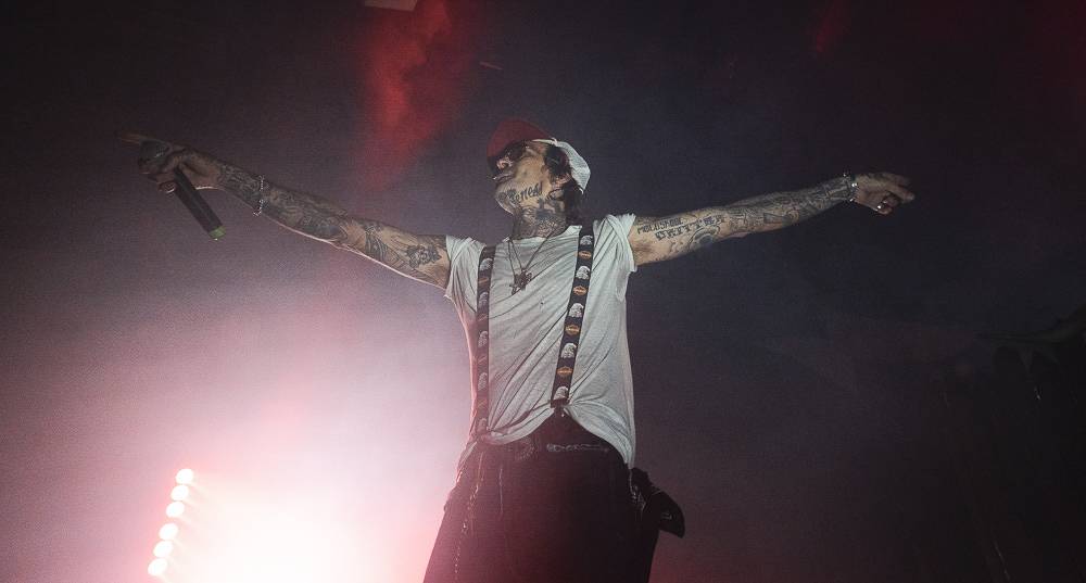 Vyprodaná Roxy skákala a křičela pod taktovkou amerického rappera Yelawolfa