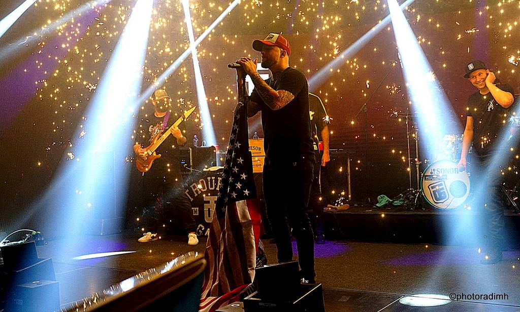 Marpo & TroubleGang hráli bez diváků, zato s pyrotechnikou. Koncertem podpořili Dětský domov Pyšely