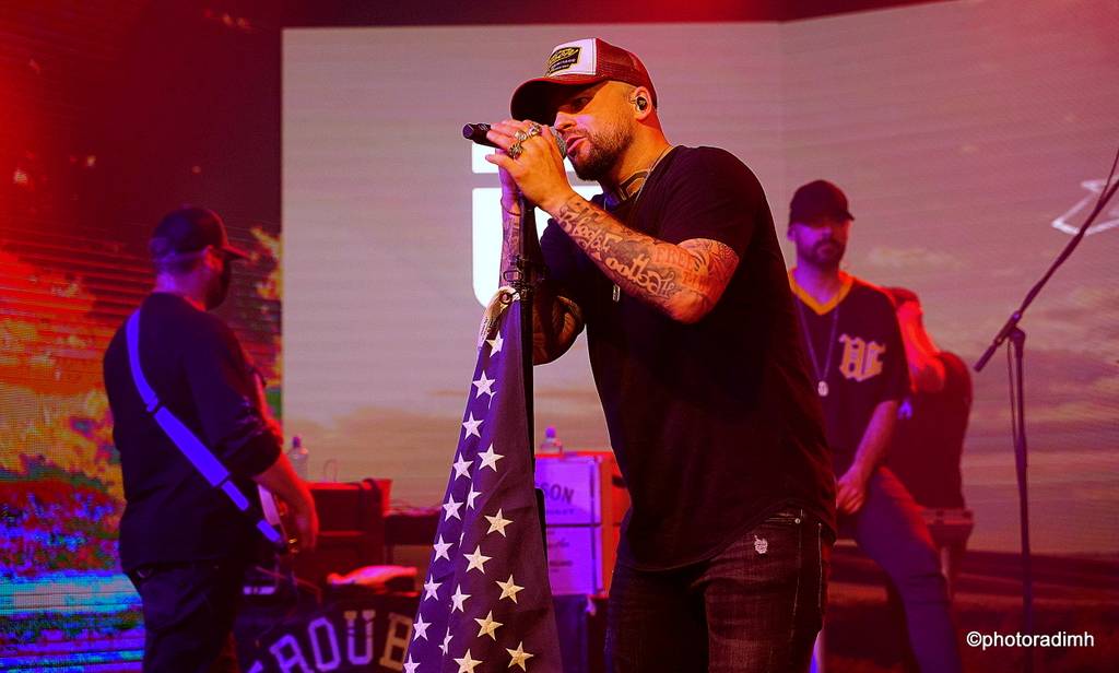 Marpo & TroubleGang hráli bez diváků, zato s pyrotechnikou. Koncertem podpořili Dětský domov Pyšely