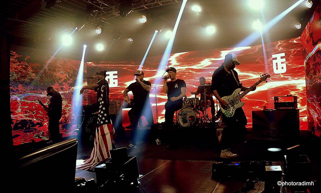 Marpo & TroubleGang hráli bez diváků, zato s pyrotechnikou. Koncertem podpořili Dětský domov Pyšely