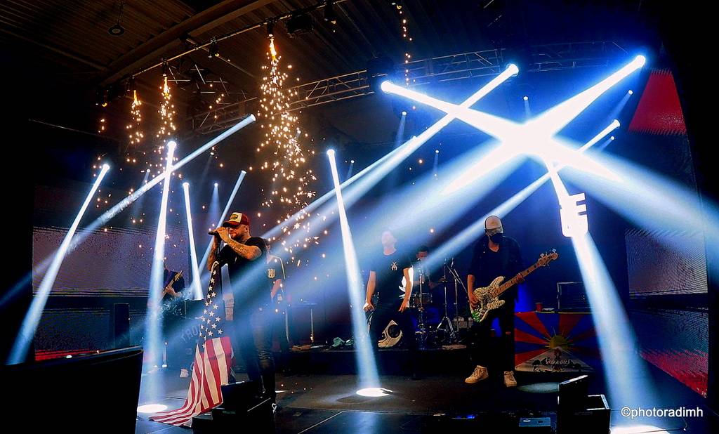 Marpo & TroubleGang hráli bez diváků, zato s pyrotechnikou. Koncertem podpořili Dětský domov Pyšely