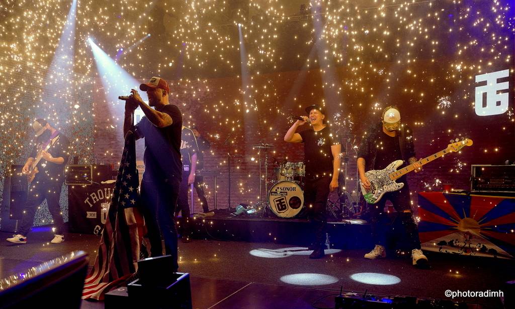 Marpo & TroubleGang hráli bez diváků, zato s pyrotechnikou. Koncertem podpořili Dětský domov Pyšely