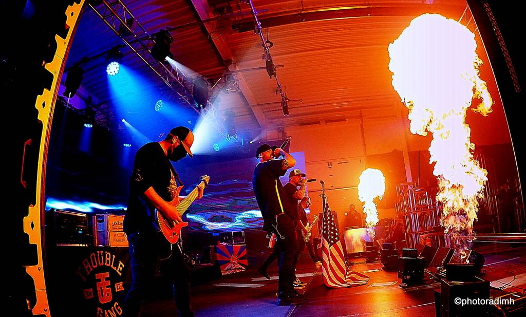 Marpo & TroubleGang hráli bez diváků, zato s pyrotechnikou. Koncertem podpořili Dětský domov Pyšely