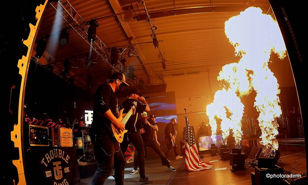 Marpo & TroubleGang hráli bez diváků, zato s pyrotechnikou. Koncertem podpořili Dětský domov Pyšely