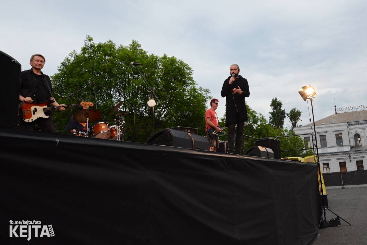 Troubení, blikání a velký aplaus, to byl autokoncert kapely Znouzectnost