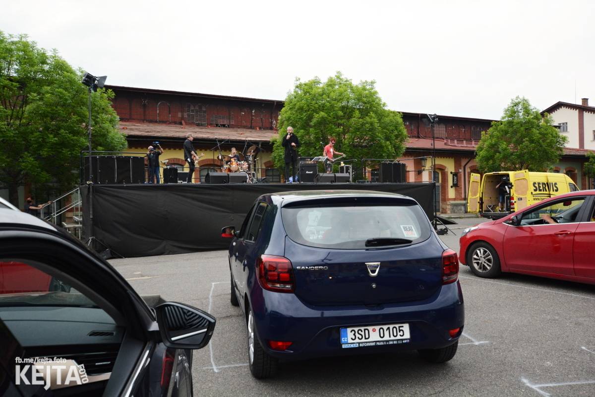 Troubení, blikání a velký aplaus, to byl autokoncert kapely Znouzectnost