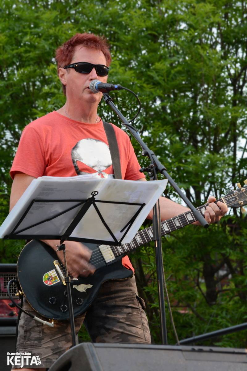 Troubení, blikání a velký aplaus, to byl autokoncert kapely Znouzectnost