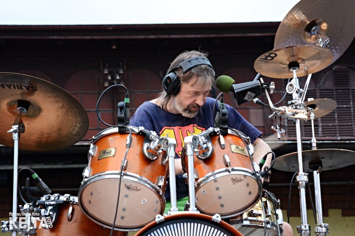 Troubení, blikání a velký aplaus, to byl autokoncert kapely Znouzectnost