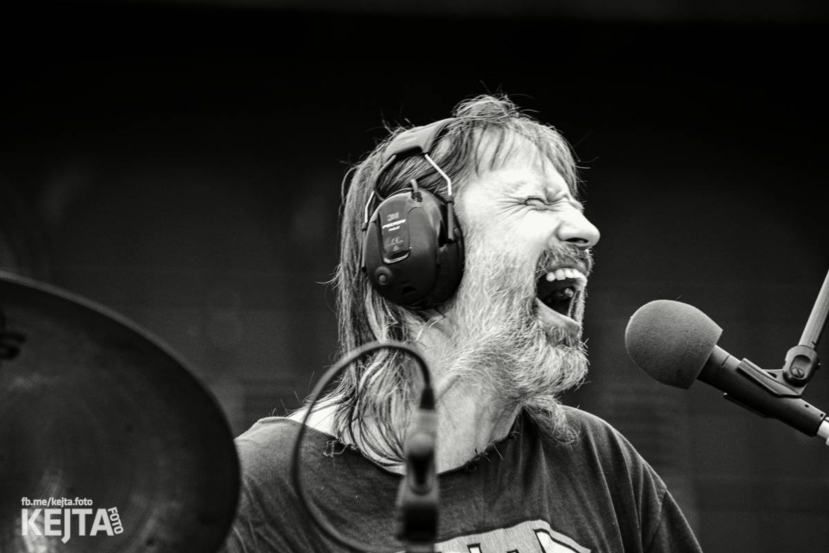 Troubení, blikání a velký aplaus, to byl autokoncert kapely Znouzectnost