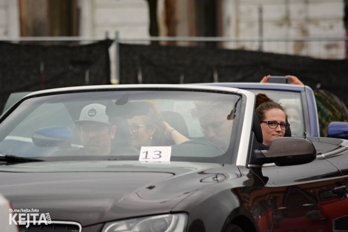 Troubení, blikání a velký aplaus, to byl autokoncert kapely Znouzectnost