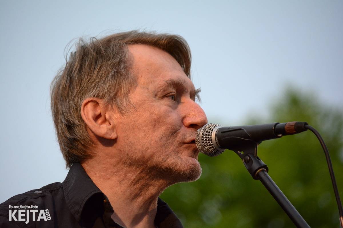 Troubení, blikání a velký aplaus, to byl autokoncert kapely Znouzectnost