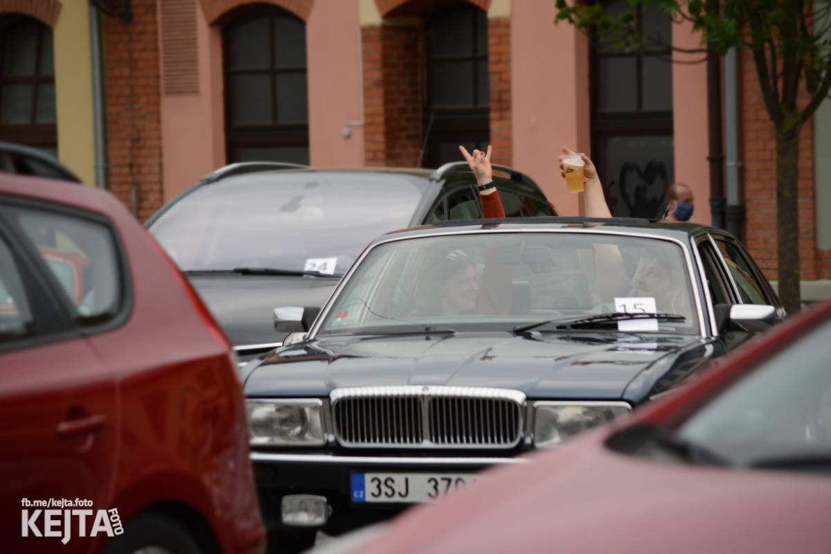 Troubení, blikání a velký aplaus, to byl autokoncert kapely Znouzectnost