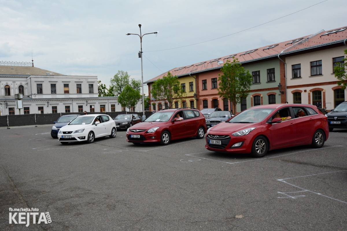 Troubení, blikání a velký aplaus, to byl autokoncert kapely Znouzectnost