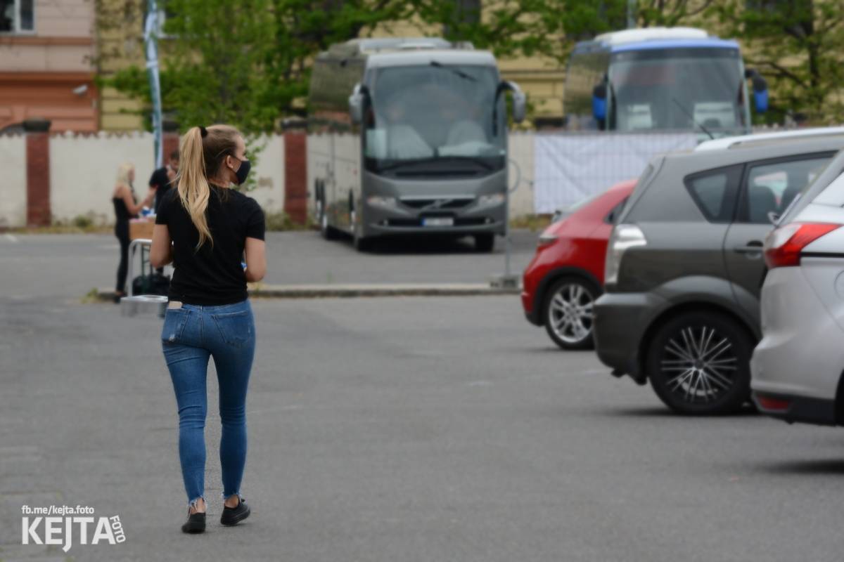 Troubení, blikání a velký aplaus, to byl autokoncert kapely Znouzectnost