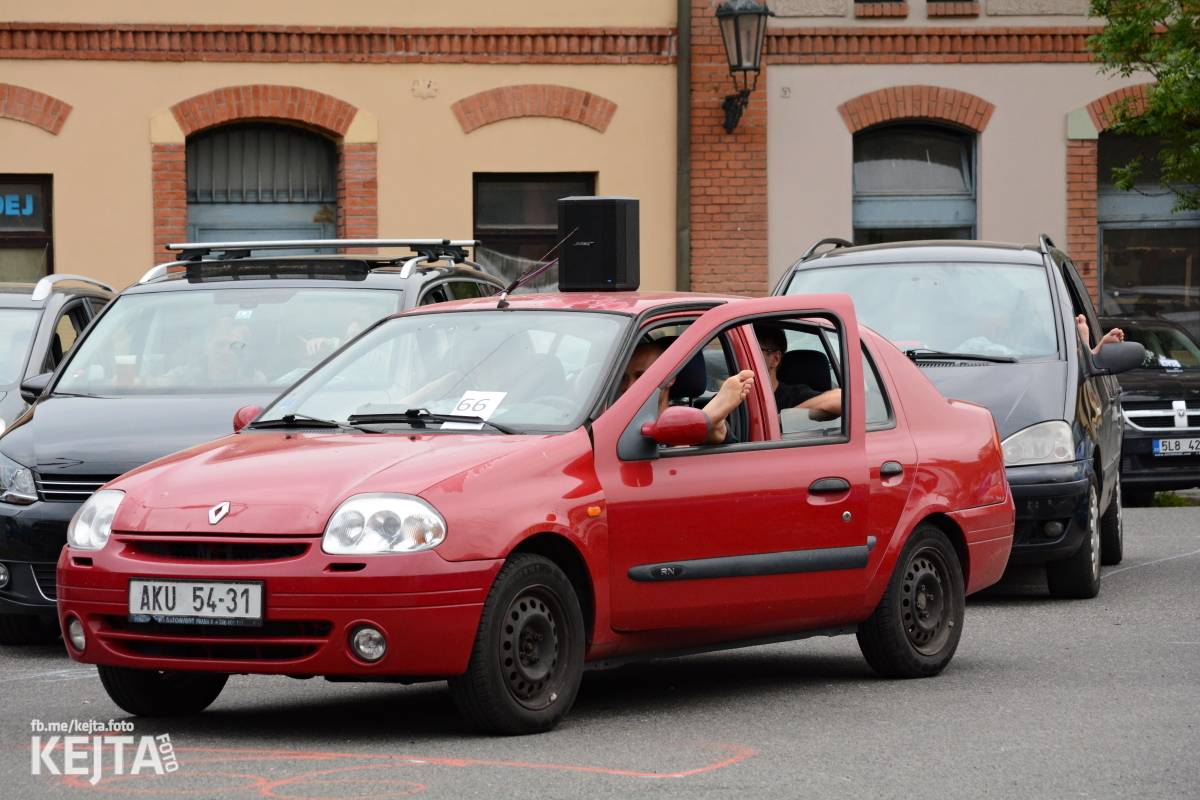 Troubení, blikání a velký aplaus, to byl autokoncert kapely Znouzectnost
