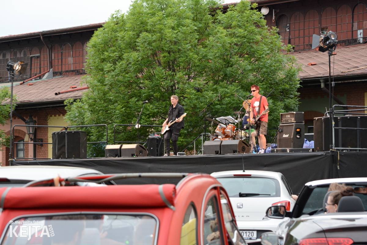 Troubení, blikání a velký aplaus, to byl autokoncert kapely Znouzectnost