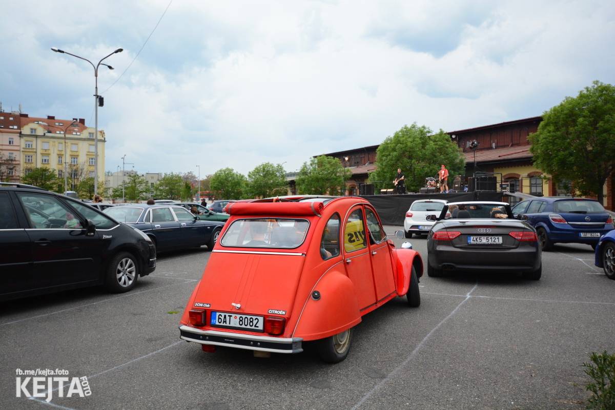 Troubení, blikání a velký aplaus, to byl autokoncert kapely Znouzectnost