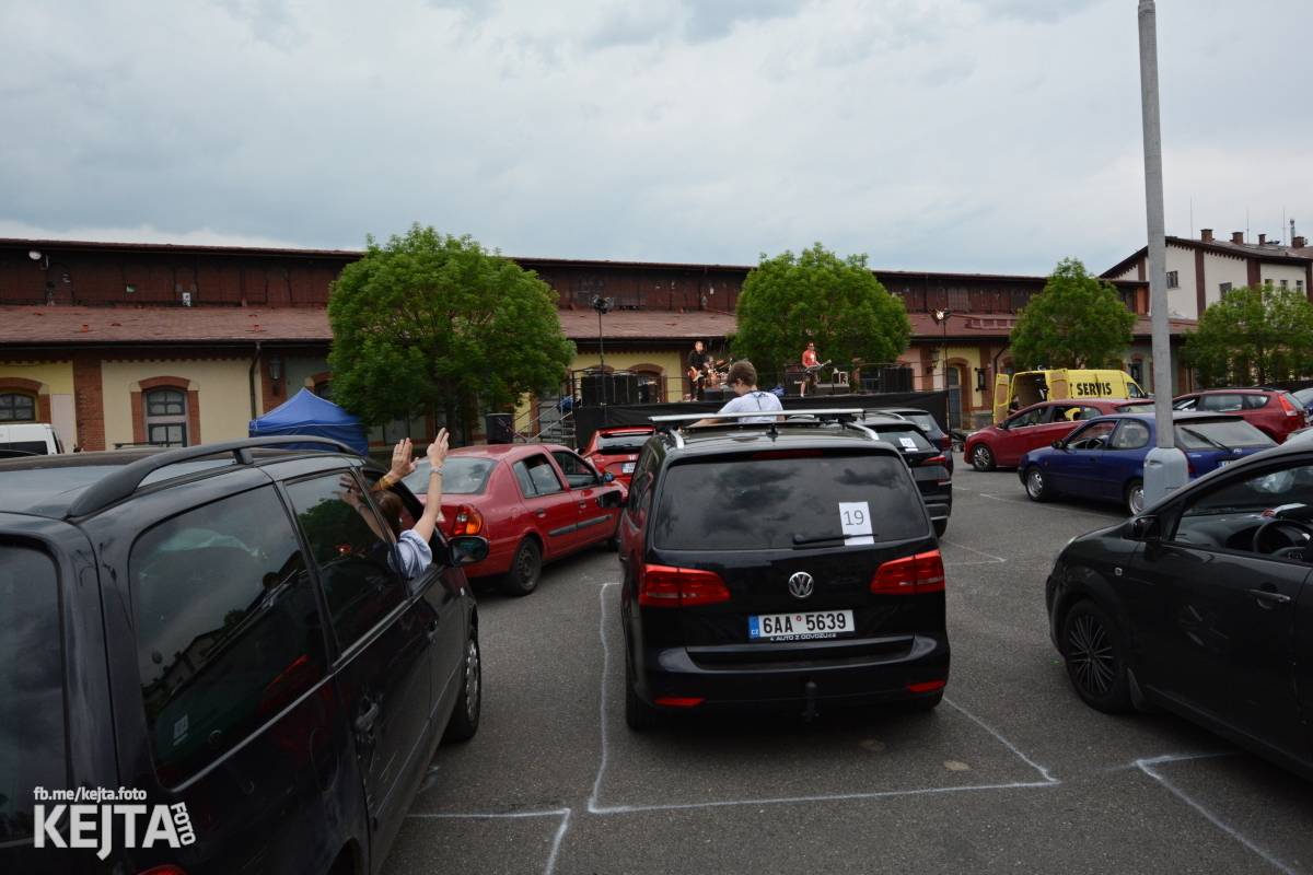 Troubení, blikání a velký aplaus, to byl autokoncert kapely Znouzectnost