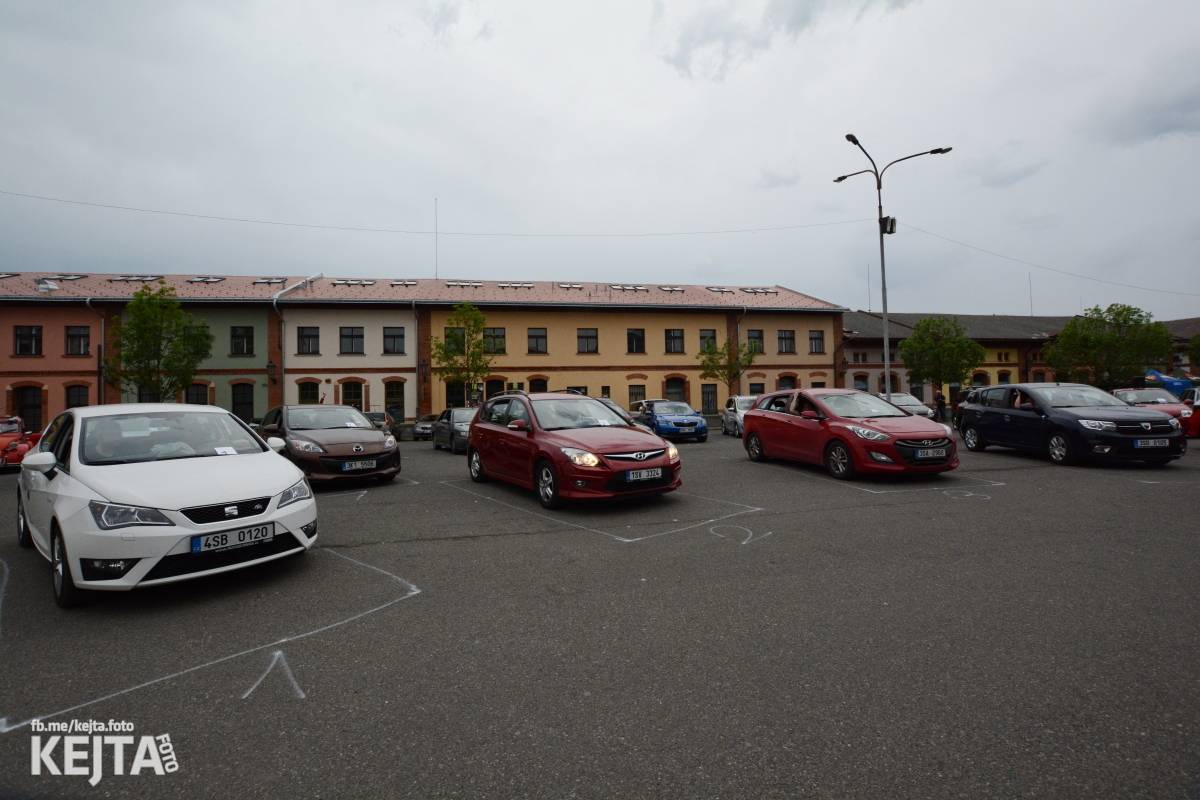 Troubení, blikání a velký aplaus, to byl autokoncert kapely Znouzectnost