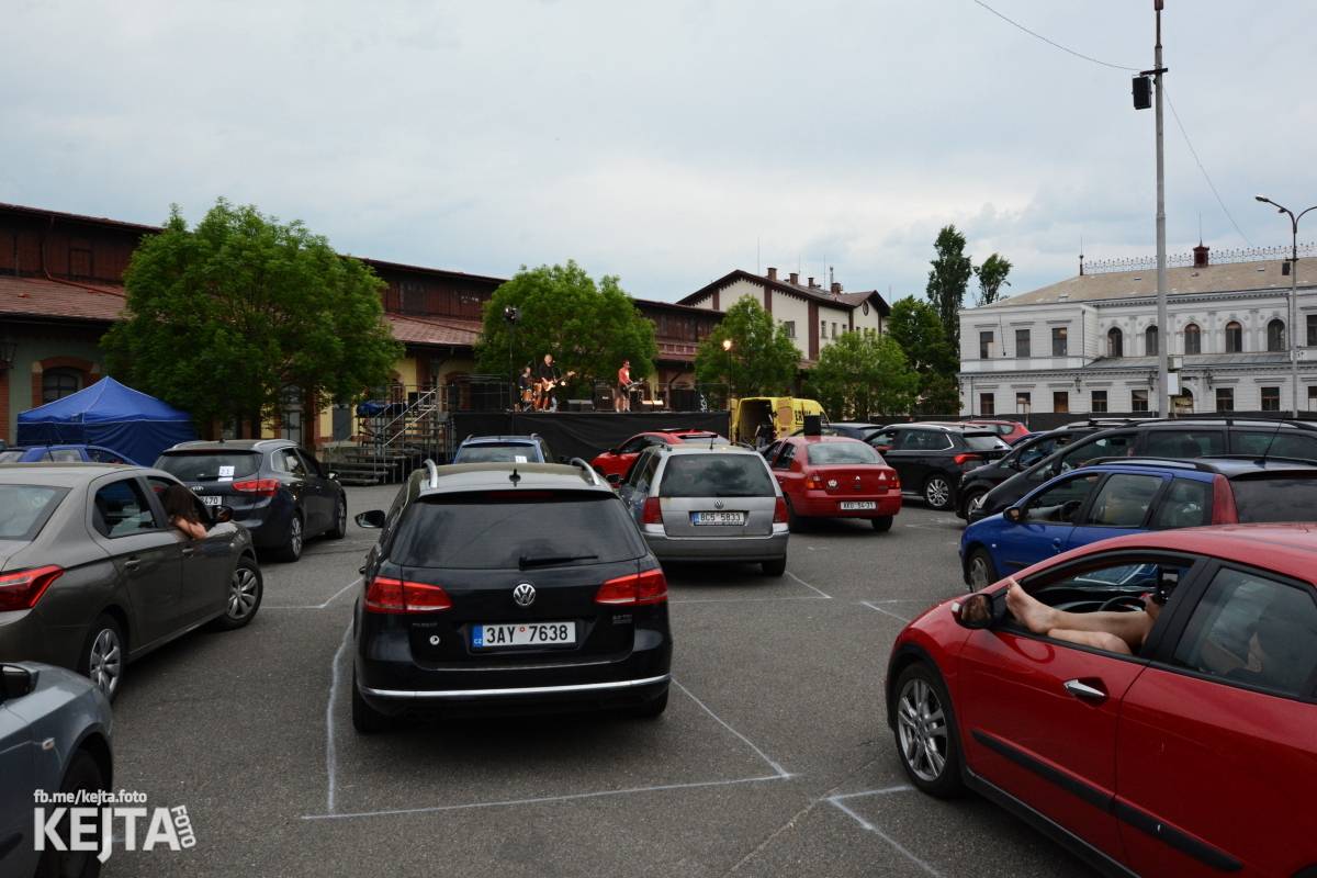 Troubení, blikání a velký aplaus, to byl autokoncert kapely Znouzectnost