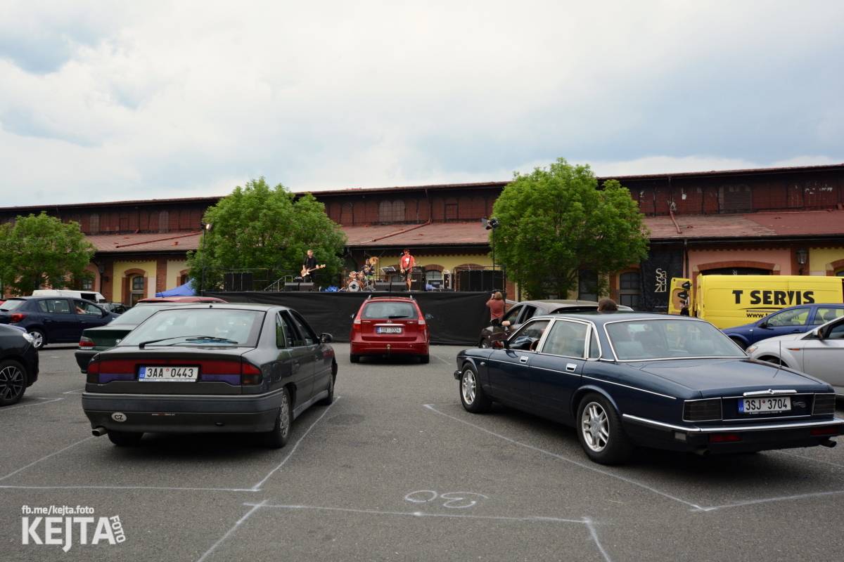 Troubení, blikání a velký aplaus, to byl autokoncert kapely Znouzectnost