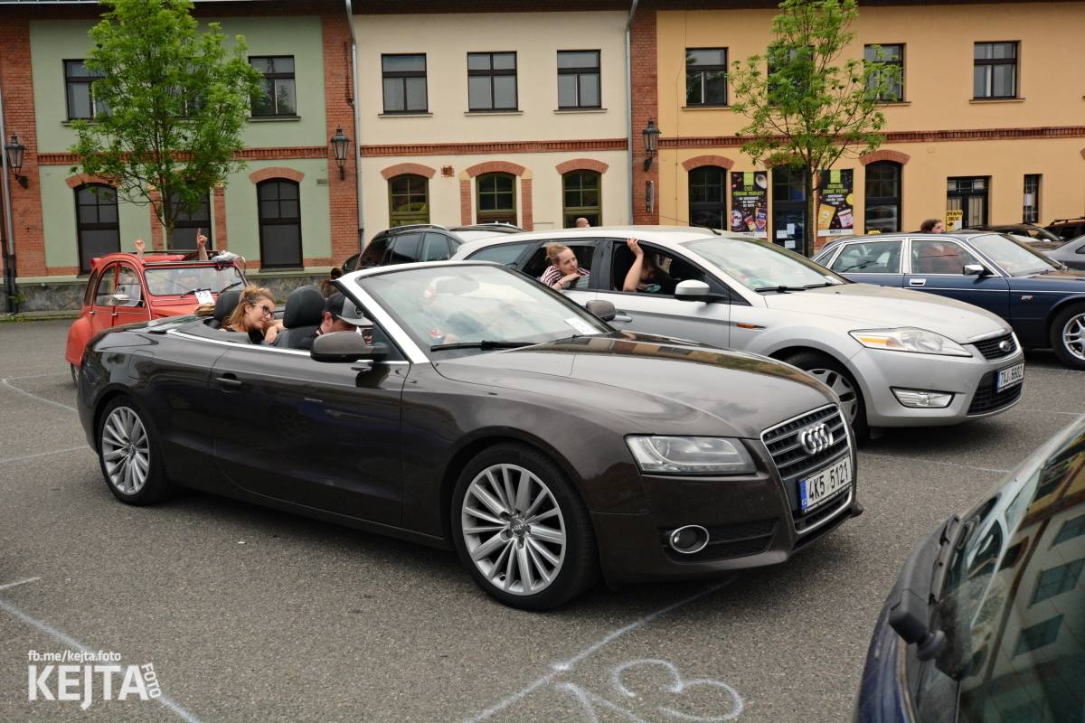 Troubení, blikání a velký aplaus, to byl autokoncert kapely Znouzectnost