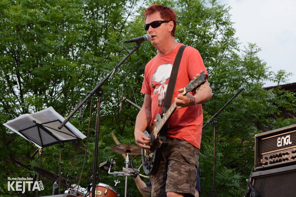 Troubení, blikání a velký aplaus, to byl autokoncert kapely Znouzectnost