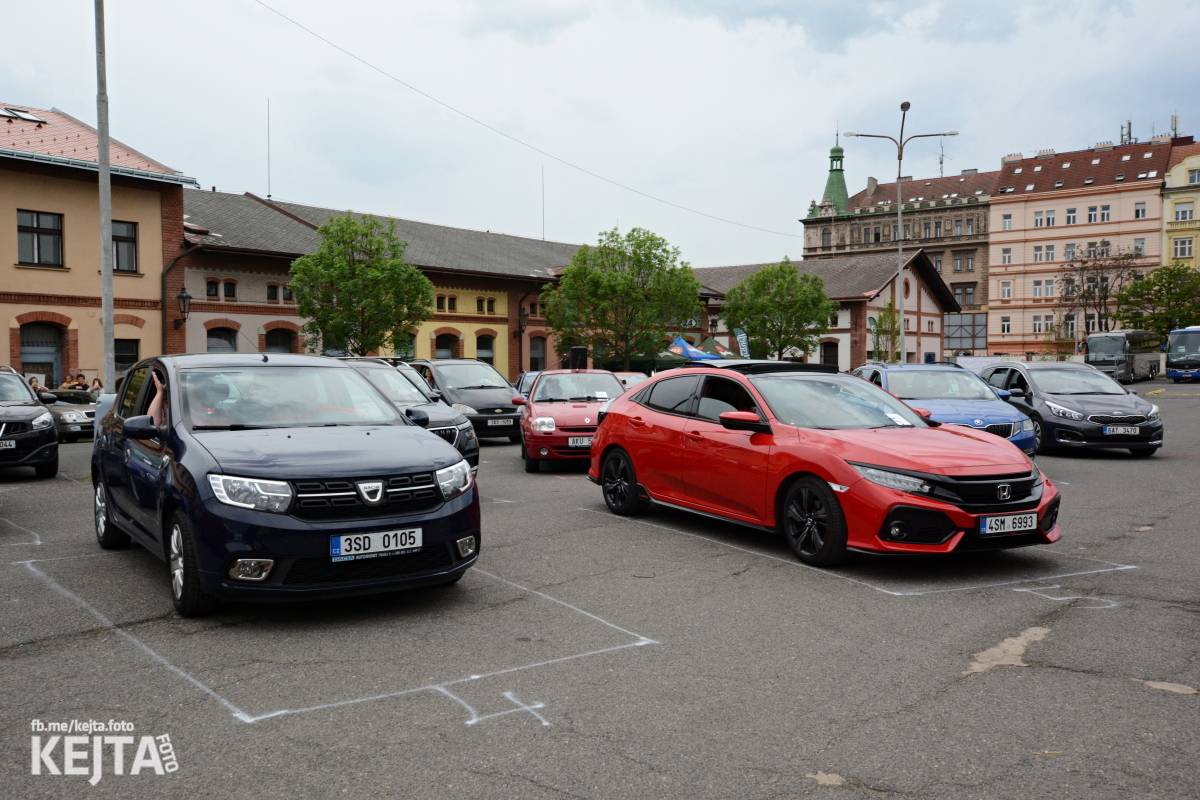 Troubení, blikání a velký aplaus, to byl autokoncert kapely Znouzectnost