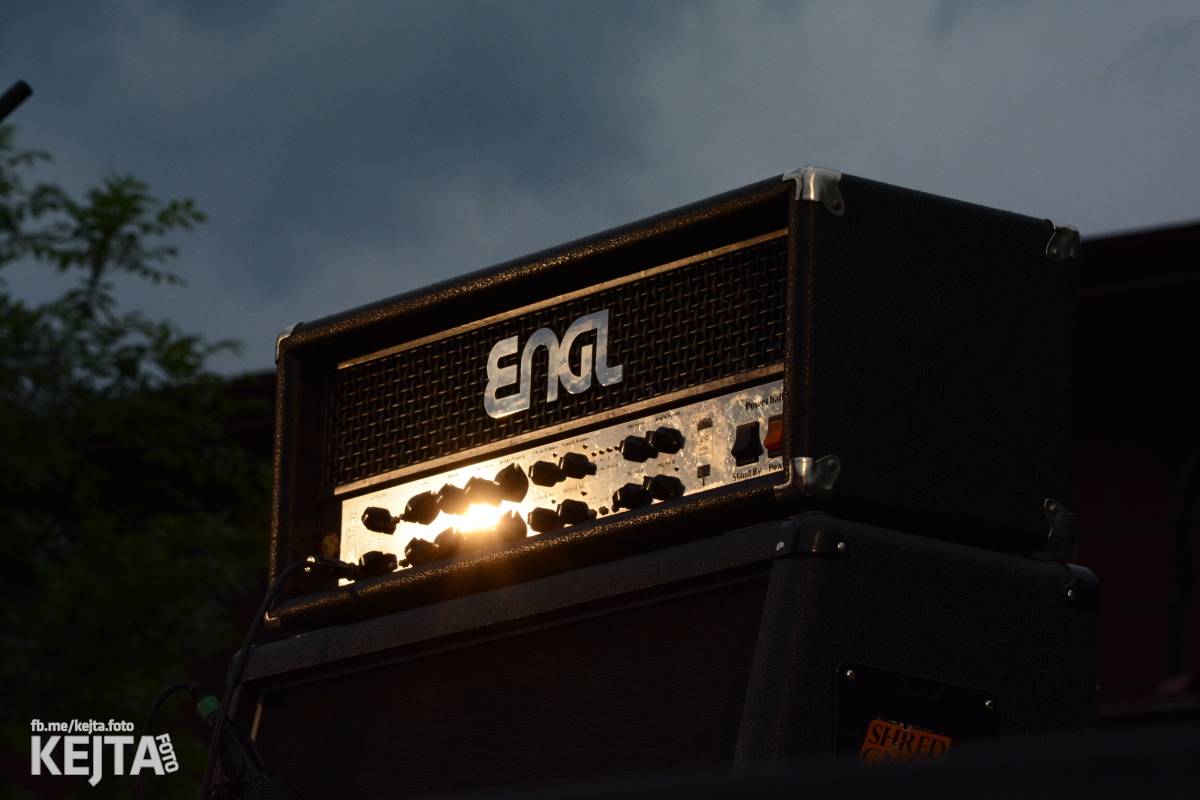 Troubení, blikání a velký aplaus, to byl autokoncert kapely Znouzectnost