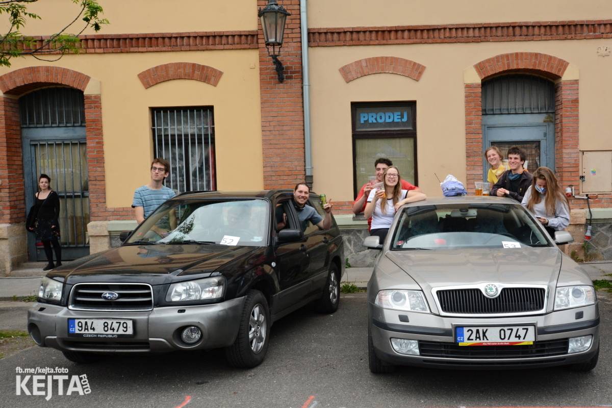 Troubení, blikání a velký aplaus, to byl autokoncert kapely Znouzectnost