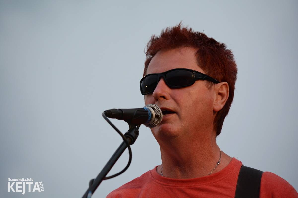 Troubení, blikání a velký aplaus, to byl autokoncert kapely Znouzectnost