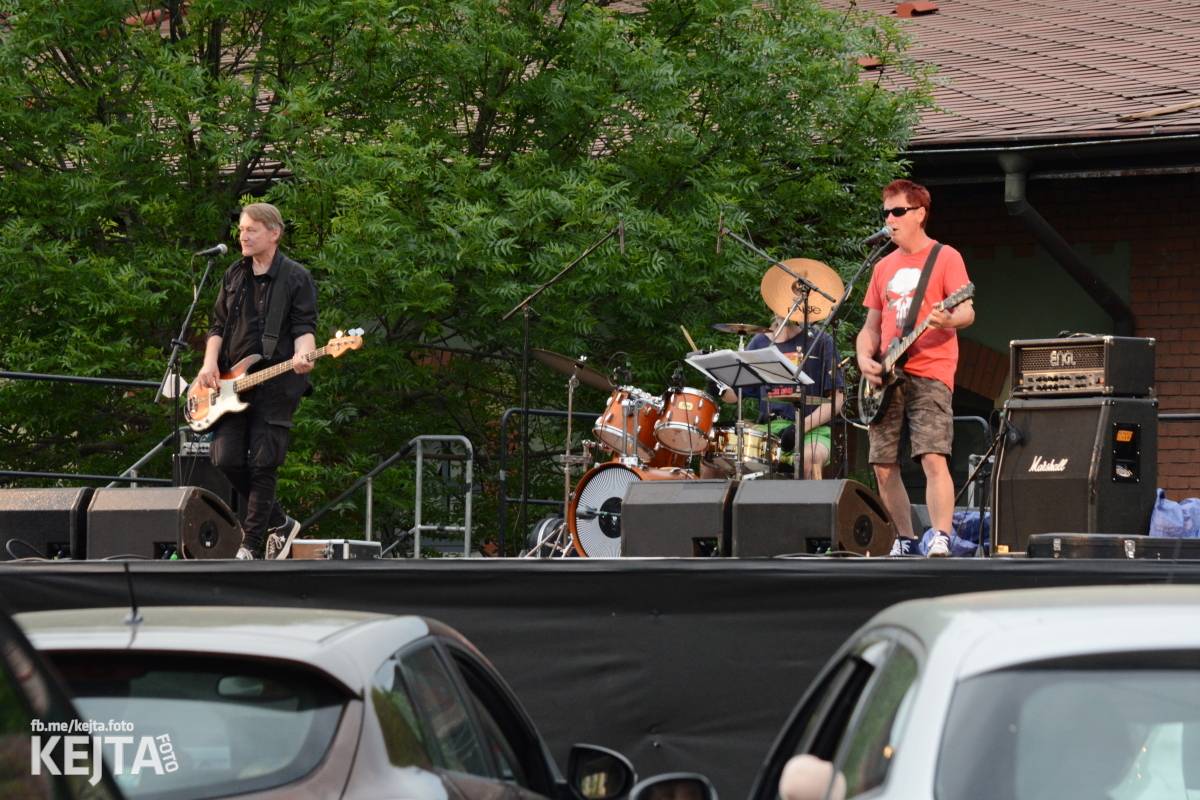 Troubení, blikání a velký aplaus, to byl autokoncert kapely Znouzectnost