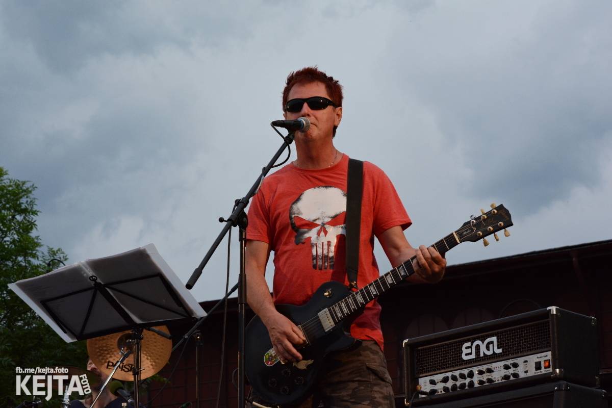 Troubení, blikání a velký aplaus, to byl autokoncert kapely Znouzectnost