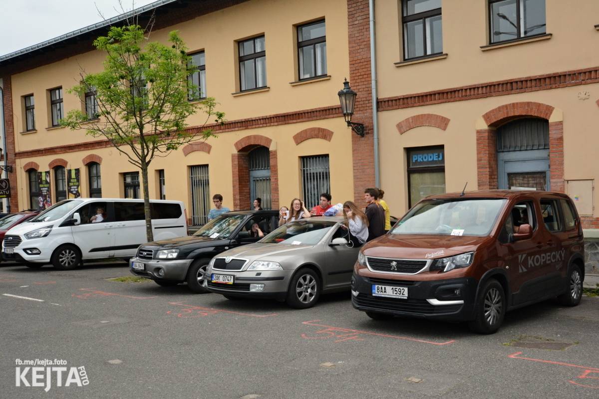 Troubení, blikání a velký aplaus, to byl autokoncert kapely Znouzectnost