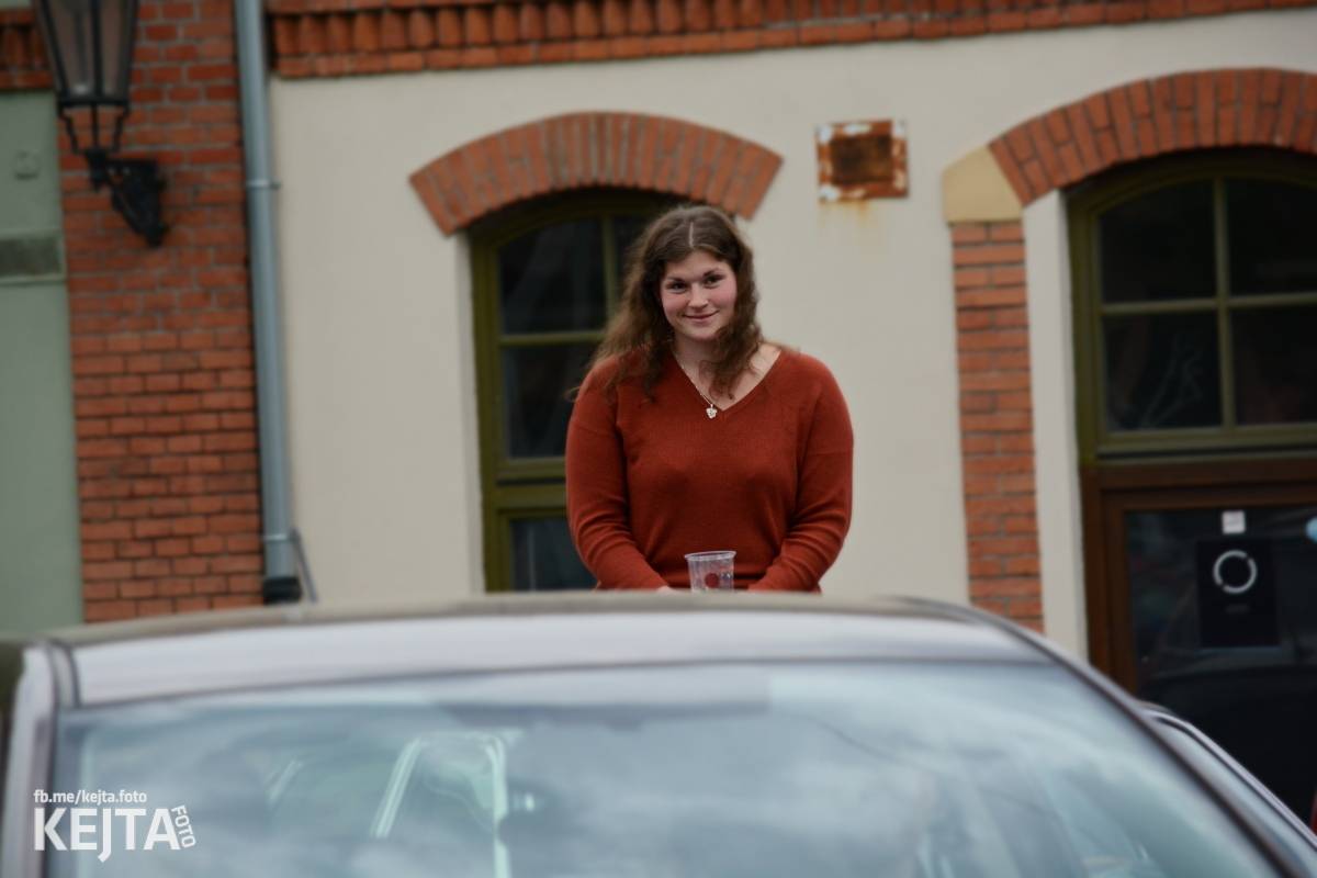 Troubení, blikání a velký aplaus, to byl autokoncert kapely Znouzectnost