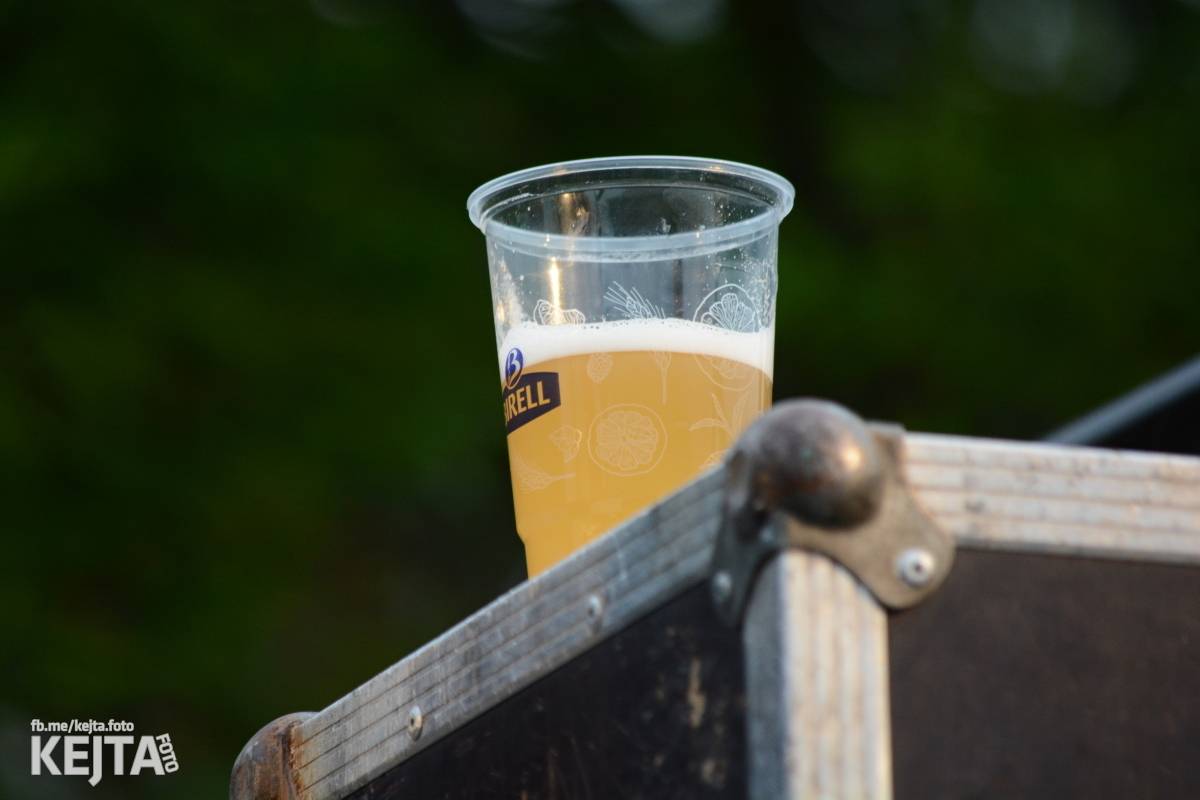 Troubení, blikání a velký aplaus, to byl autokoncert kapely Znouzectnost