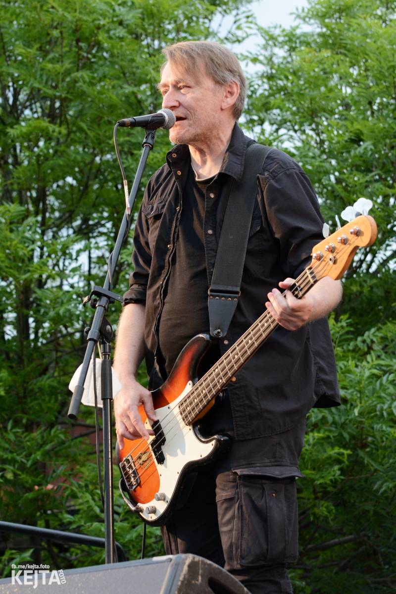 Troubení, blikání a velký aplaus, to byl autokoncert kapely Znouzectnost