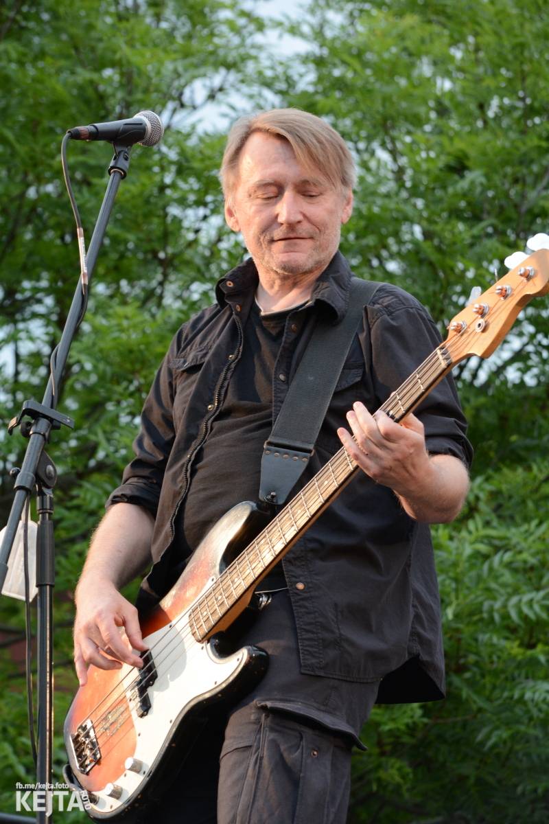 Troubení, blikání a velký aplaus, to byl autokoncert kapely Znouzectnost