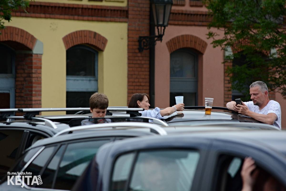 Troubení, blikání a velký aplaus, to byl autokoncert kapely Znouzectnost